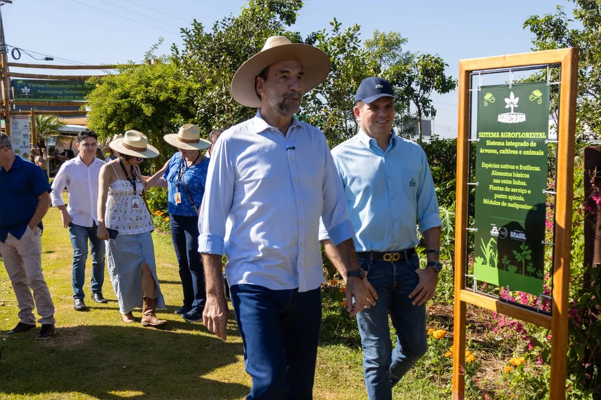 O diretor-geral brasileiro da Itaipu, Enio Verri, visita a Vitrine Tecnológica