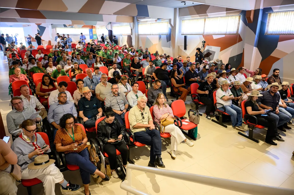 Debate promovido pela Itaipu reuniu autoridades governamentais, lideranças do cooperativismo e especialistas em comércio internacional