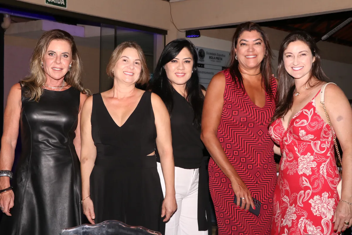 A aniversariante Giane El Haouli, Elaine Rizzo, Fabiane Komokai, Adriana Rodrigues e Tania Iglezias