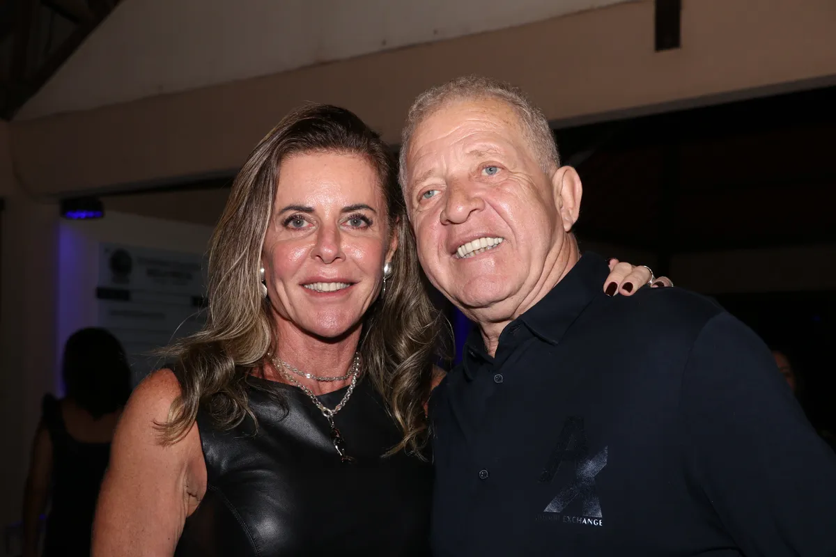 Giane El Haouli e o empresário Osvaldo Calixto. Na ocasião, ela comemorava aniversário Parabéns e saúde!