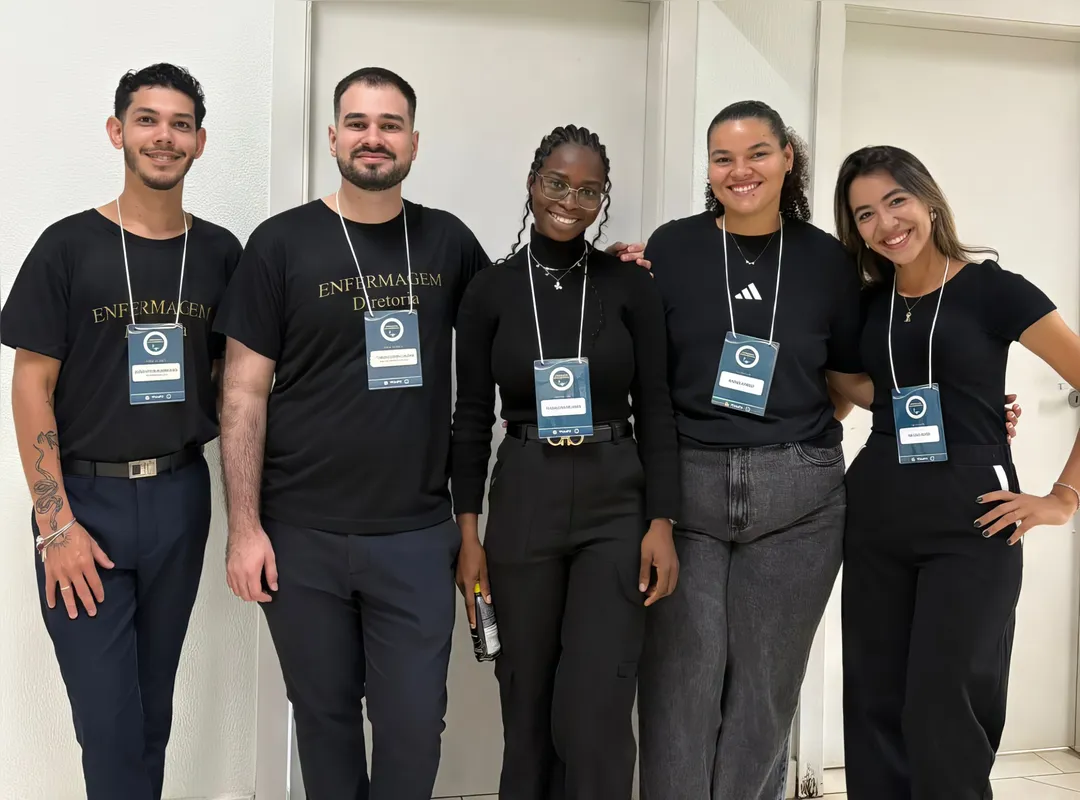Monitores João Vitor Rodrigues, Osvaldo Zanini e as colegas Madalena Muanza, Rafaela Melo e Nicole Alves