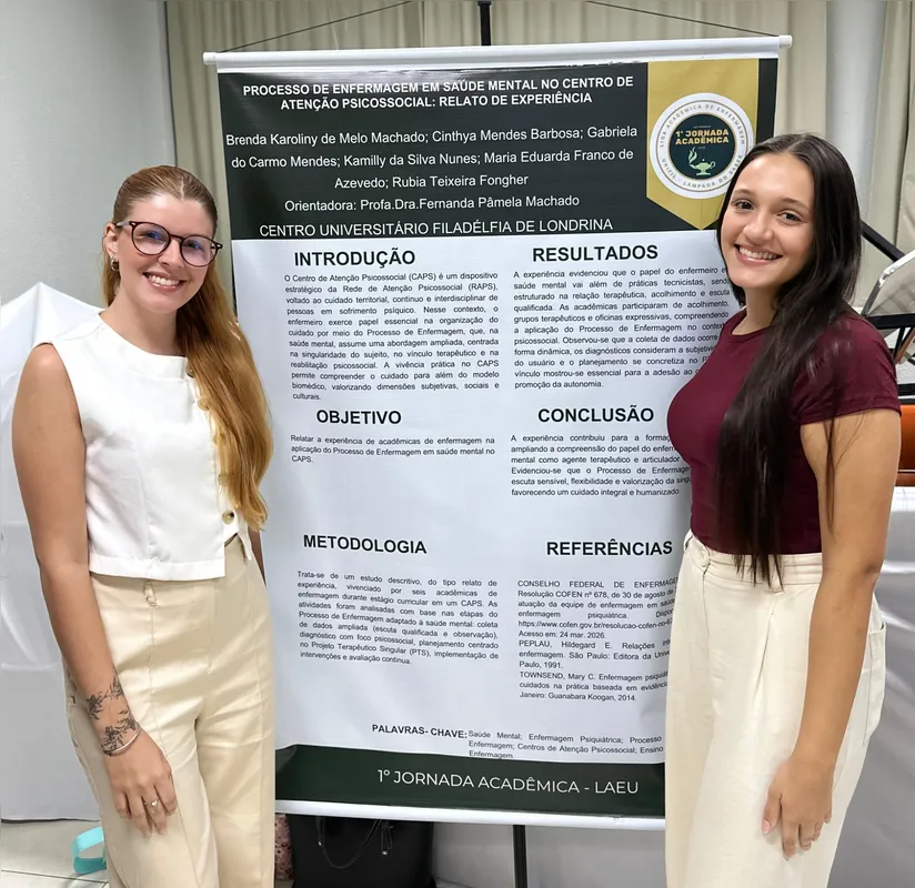 As alunas Brenda Karolyne de Melo Machado e Kamily da Silva Nunes na apresentação do trabalho