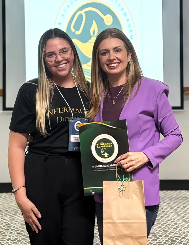 A presidente da Liga Acadêmica Ana Karolina Viezorkosky Fernandes e a palestrante Marcela Trindade