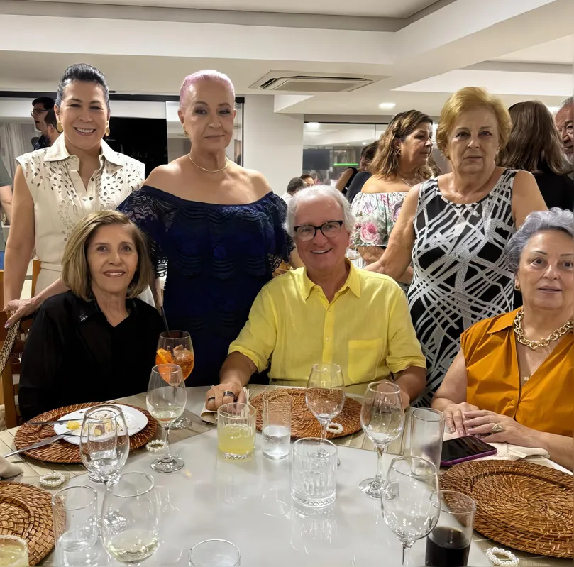 A aniversariante com o casal Valter e Cleri Pruner, as amigas Cristine Alves e as irmãs Leda e Ligia Mortari
