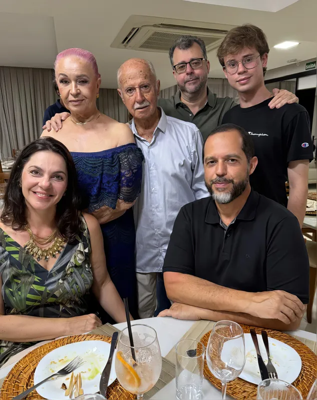 Leila Thanes com Mário Montemor, o filho Neto, o neto Pedro, a nora Daniela e o filho Gregório Montemor