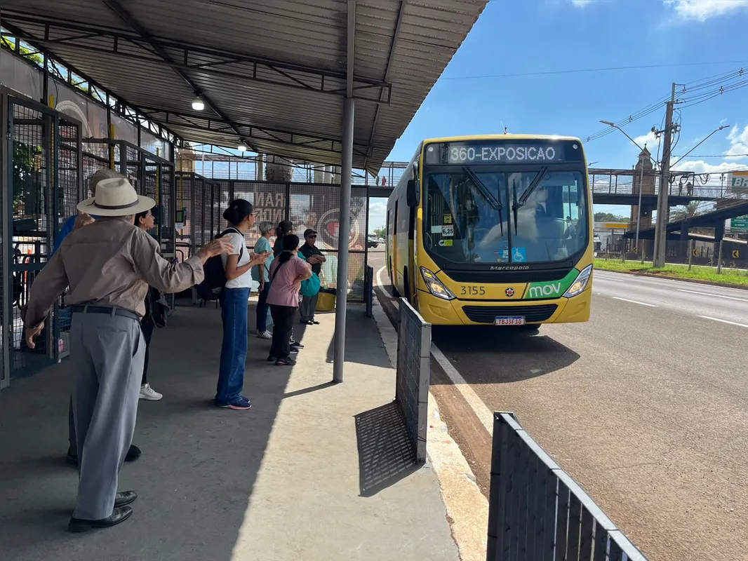 Ponto final da linha 360 dá acesso aos portões principais do Parque Ney Braga: quarta (15) é o último dia da promoção