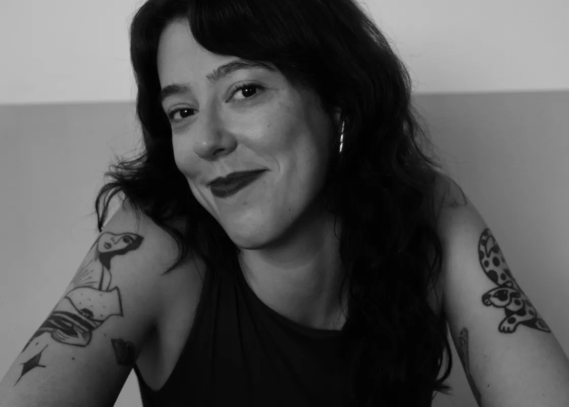 Amanda Damasio: "Defendo que escrever sobre si não tem nada de automático nem de egoísta; é produzir arte da forma mais sincera possível"