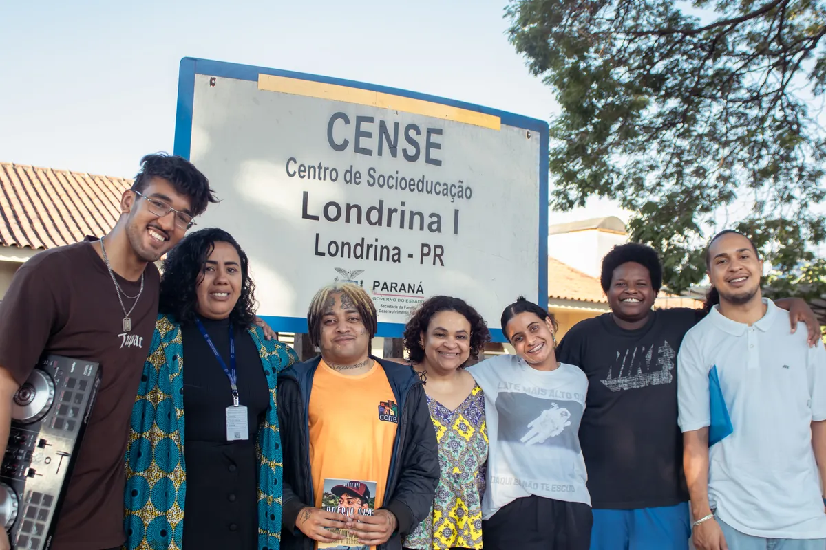Equipe de socioeducadores que participaram do projeto de poesia no Cense I