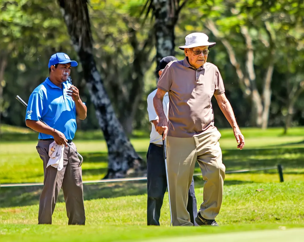 João Itimura, Akito Tomonaga e Marcelo Damasceno (caddie)