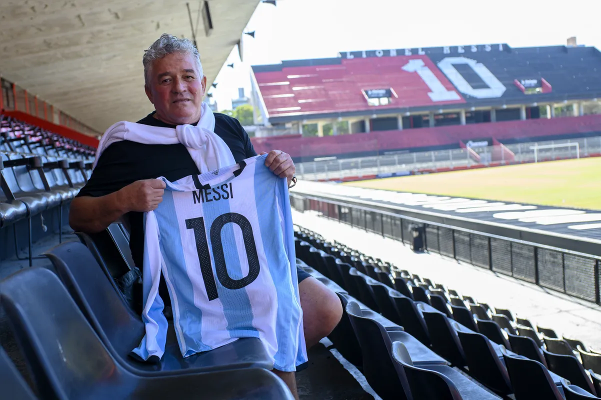 Adrian Coria, the first coach of Argentine footballer Lionel Messi in Newell's youth teams, poses with a jersey gifted to him by Messi at the Marcelo Bielsa stadium of Newell's Old Boys in Rosario, Santa Fe province, Argentina, on April 30, 2026. At the age of 12, Lionel Messi ended the career of his first coach. When Enrique Dominguez stopped coaching him in 1999 at the youth club Malvinas Argentinas in the city of Rosario, he resigned, saying he had "already coached the best player in the world", who could now be set to play in his sixth World Cup. (Photo by Marcelo Manera / AFP)