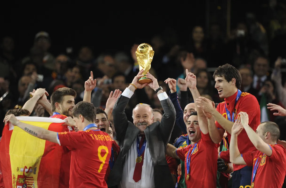 A seleção espanhola de Vicente del Bosque tinha como pilares no meio-campo Xavi Hernández e Andrés Iniesta, o letal David Villa no ataque e o experiente goleiro Iker Casillas, capitão da equipe