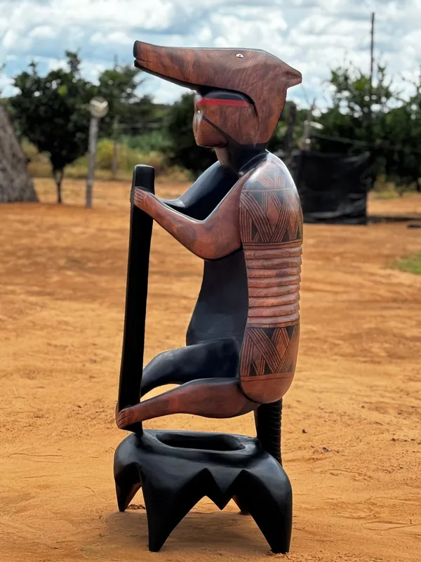 Homem Tatu: escultura indígena com design de animais