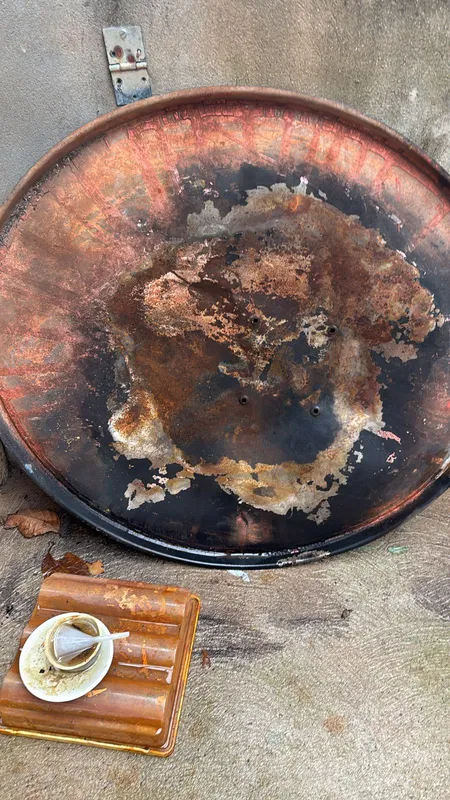 No metal, o ácido corrói a peça devagar, a figura às vezes aparece, mas logo se desfigura