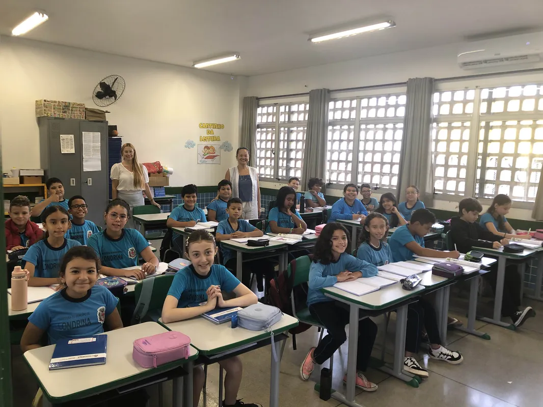 Alunos da Escola Municipal San Izidro com a professora Adriana Biason e a coordenadora pedagógica Aldrei Valéria Govea Conforti: escola como espaço vivo de cultura
