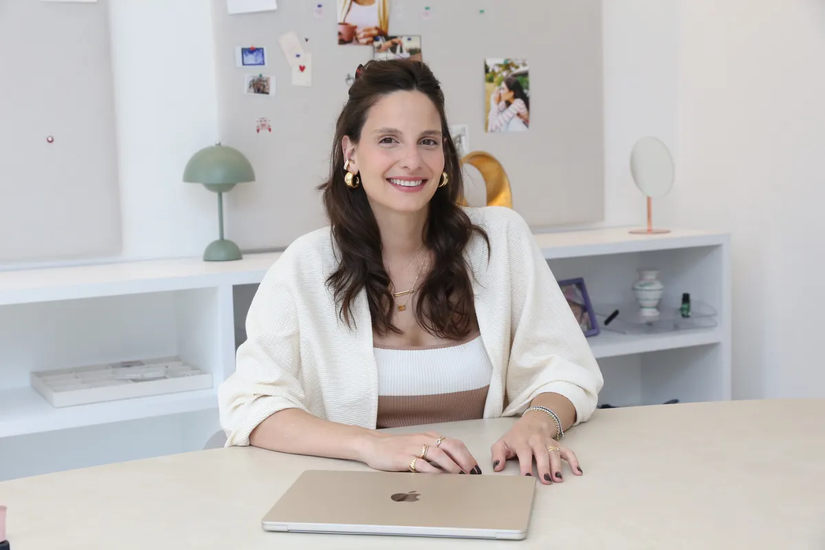 Brenda Picirillo, dona da marca londrinense de acessórios femininos CUFF Jewelry: trabalho 100% online se destaca pela inovação no segmento