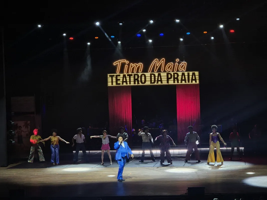 O ator e cantor baiano Thór Júnior assume o papel de Tim Maia com grande semelhança, liderando um elenco que ajuda a reconstruir os encontros e desencontros do artista com nomes importantes da música brasileira