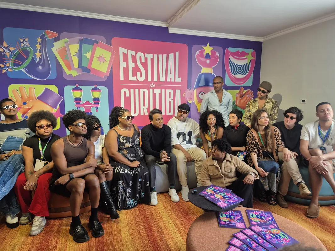 Elenco do musical Tim Maia na entrevista coletiva no 34º Festival de Curitiba: espetáculo é baseado  no livro “Vale Tudo - O Som e a Fúria de Tim Maia” (2007), de Nelson Motta