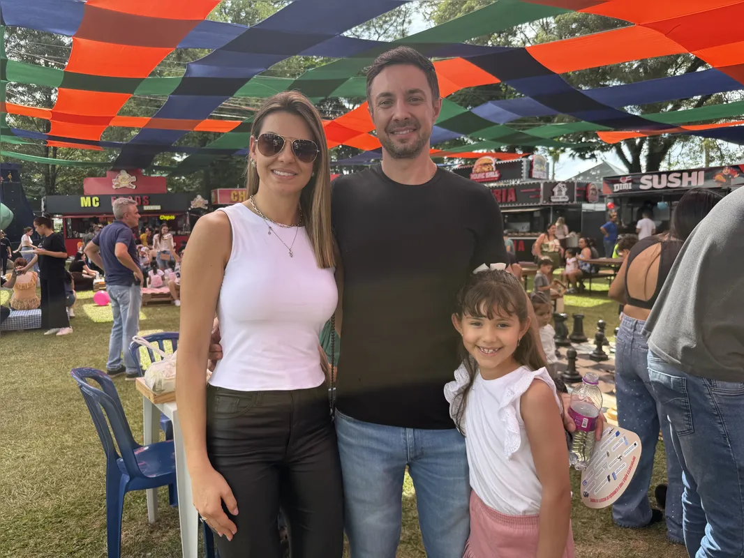 Stefane, Fernando e Alice Camassola no espaço de convivência focado em crianças