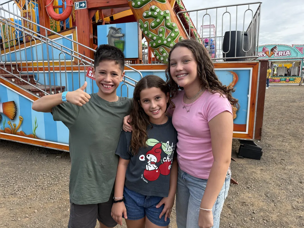 Primos Vitor, Júlia e Manuela (da esquerda para direita) foram no Barco Pirata, brinquedo no parque de diversões: "gritamos muito"