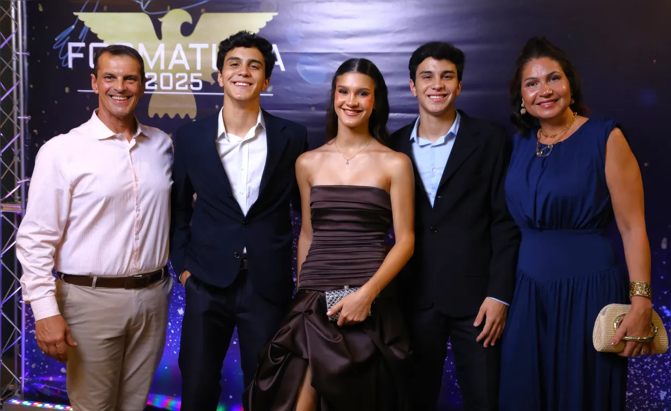 O pai Marcelo Buccelli, a mãe Luciene Rodrigues Pereira da Silva Buccelli, os filhos Beatriz Buccelli, Marcello Buccelli e Murilo Bucelli