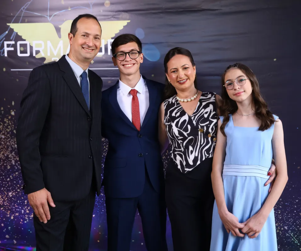 Os pais Edmilson Silva Messias e Susiane Cristina Giufrida Messias com o filho Isaac Giufrida Messias (formando) e a filha Isis Giufrida Messias