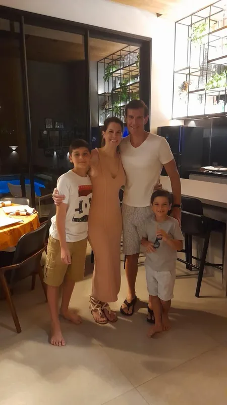À esquerda, o menino Rafa ao lado de sua família