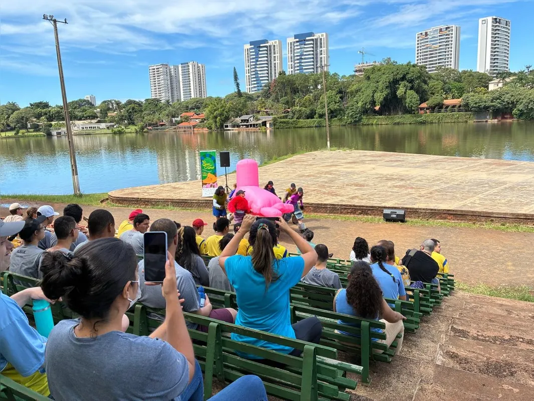 O grupo paulistano FUTURA fez uma intervenção cênica no Igapó , o "pé grande" agradou à plateia