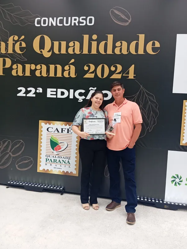 Claudinei e esposa no Prêmio café especiais
