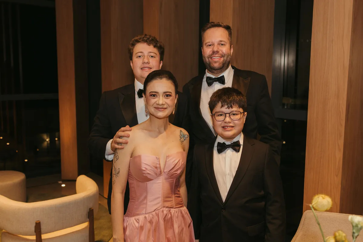 Thiago e Itiara Bentlin com Henrique e Ian