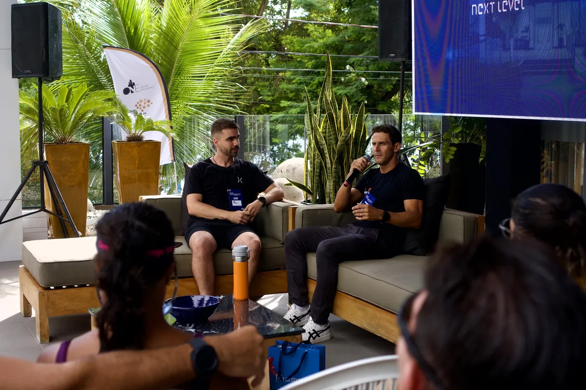 O triatleta e campeão mundial, Francisco Viana, palestra ao lado do idealizador do evento, o empreendedor Rui Barboza