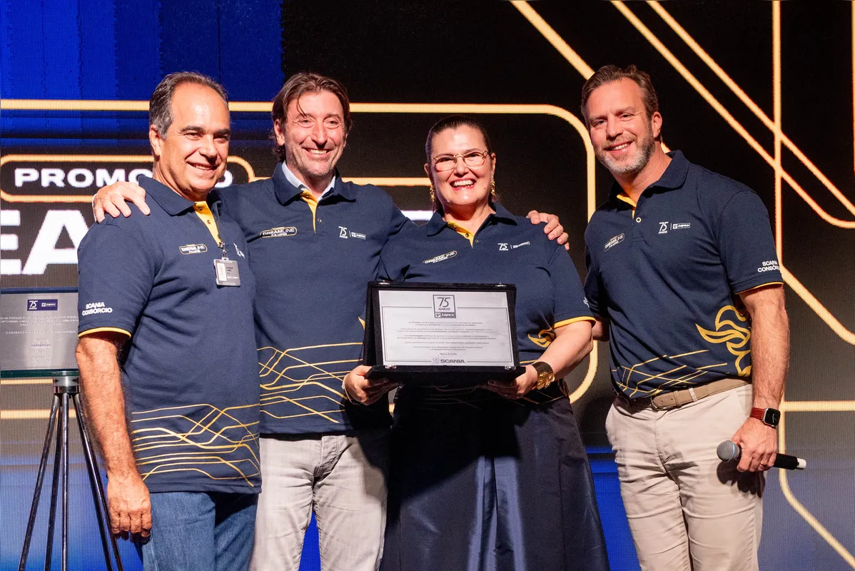 José Henrique de Souza Gomes, Simone Montagna - presidente da Scania Brasil -, Daniela de Andrade Lopes Gomes e Oscar Jaern - presidente do Scania Banco e Consórcio Scania