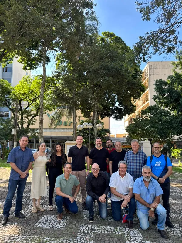 Ovhanes Gava (Sincoval), Julia Lieko Sato Ribeiro (Núcleos do Calçadão e da Sergipe), Mariana (Instituto Alicerce), Diego Menão (ACIL), Alexandre Segantin (Secretaria de Educação), Waltier Diogo, Angelo Pamplona (ACIL), Carlos Euzébio (ACIL), Paulo Sérgio (Instituto Alicerce), Wagner Tatsuya Watanabe (Secretaria de Cultura), Marcão Kareca (Secretaria de Cultura), Gerson Guariente (ACIL), Marcos Parisotto (Secretaria de Cultura). Entidades públicas e privadas reunidas para celebrar a Páscoa com evento gratuito ao público.