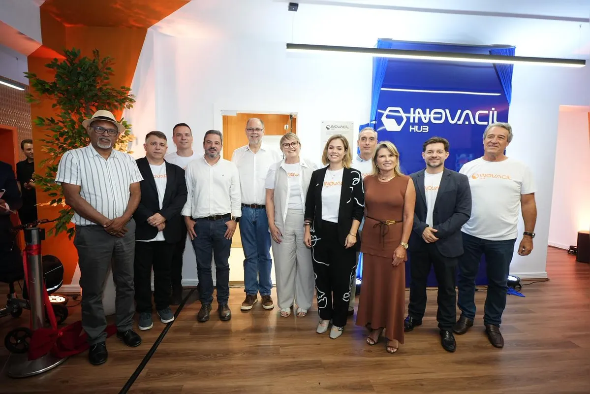 José Maurino Oliveira Martins (Separtec)
Ronaldo Couza (diretor da ACIL)
Diego Menão (superintendente da ACIL)
Fabrício Bianchi (presidente da Codel)
Alex Canziani (Secretaria de Inovação e Inteligência Artificial do Paraná)
Vera Antunes (presidente da ACIL)
Jéssica Fahl (diretora da ACIL)
Rafaello Pedalino (Comitê de Inovação da ACIL)
Cristianne Cordeiro (Fundação Araucária)
Murillo Braghin (Comitê de Inovação da ACIL)
Gerson Guariente (vice-presidente da ACIL)
