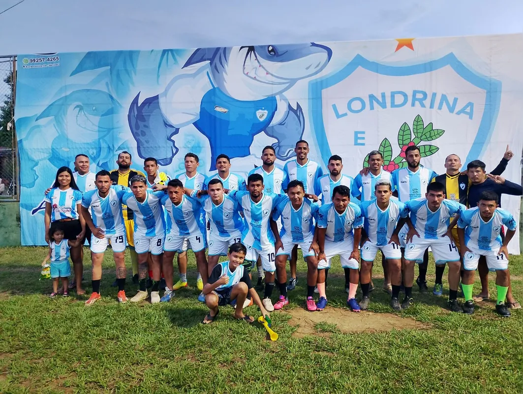 Jogadores do Londrina de Iranduba tentam acompanhar o Tubarão em Manaus nesta quarta