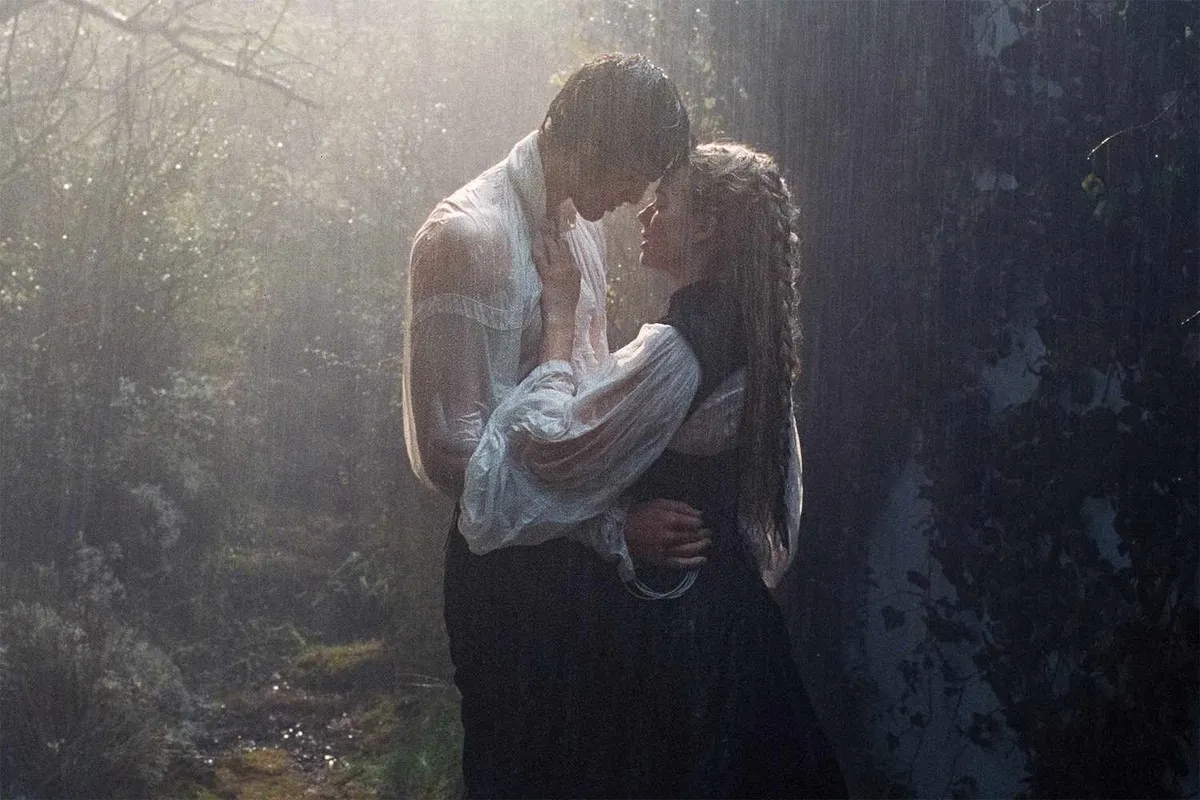 Com belas imagens, a nova versão do livro de Emily Brontë, cria um romance sombrio, mais ou menos gótico à força