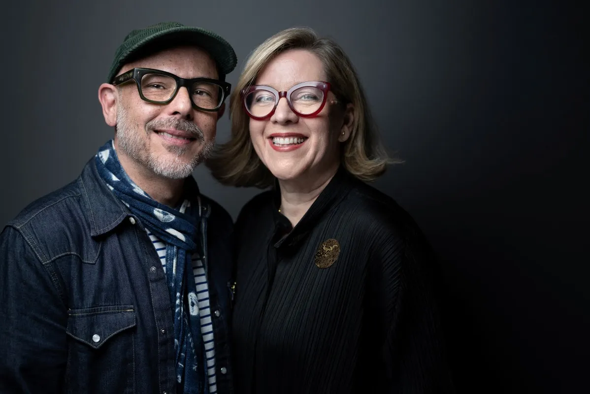 O designer gráfico brasileiro Eduardo Lima e a designer britânica Miraphora Mina da editora Mina Lima, responsável pela nova edição da obra