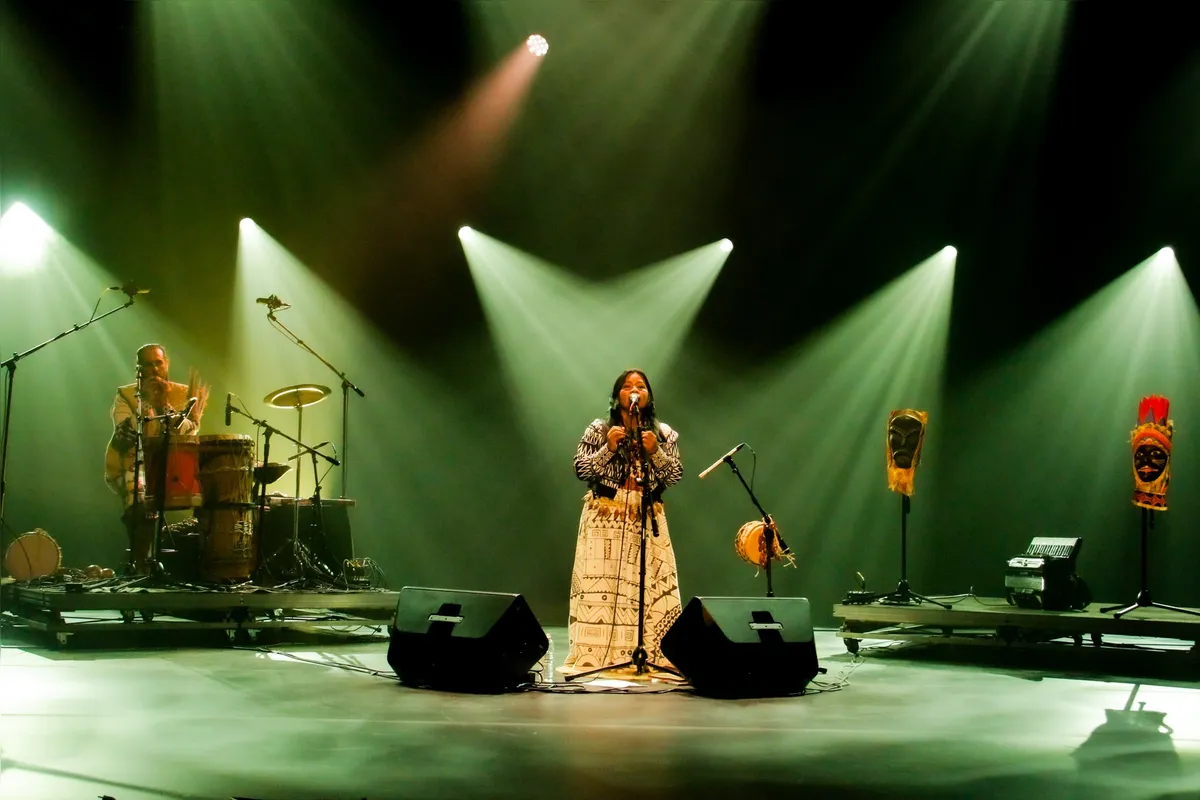 Djuena Tikuna e Diego Jonatã fazem o show “Torü Wiyaegü”, o primeiro do circulasons, no sábado (2), no Teatro Ouro Verde