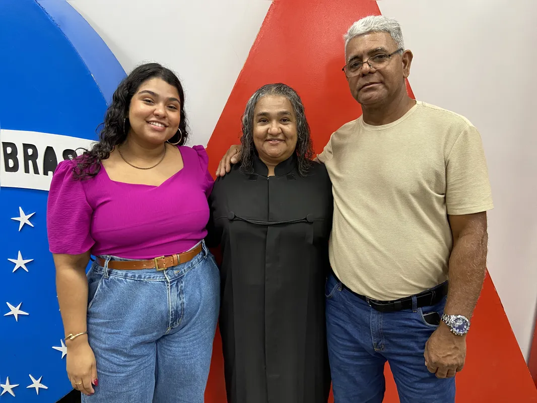 Apoio de Julia e Cícero foi vital para que a matriarca pudesse se dedicar aos estudos nos últimos seis anos: "minha doutora"