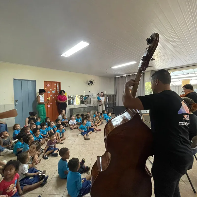 Alunos da rede municipal de ensino participam de oficinas práticas de musicalização: atividade é realizada em 23 unidades
