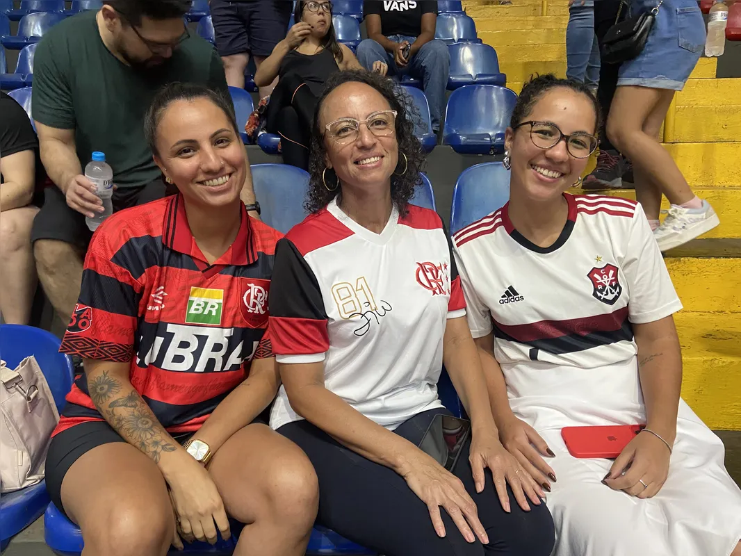 Luzia (ao centro) levou as filhas Emanuelle e Maiara ao Moringão para assistir a partida do Flamengo contra o Osasco