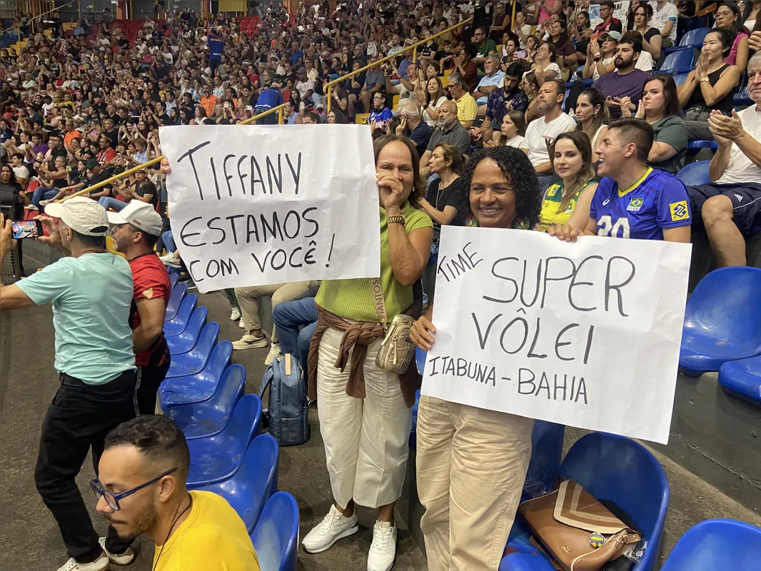 Irmãs Isailde e Ivone (da direita para esquerda) vieram da Bahia para "torcer pelo Osasco e pela Tifanny"