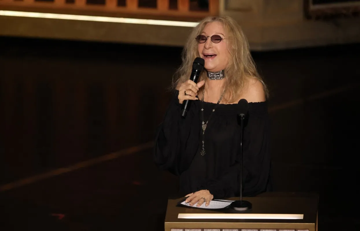 Barbra Streisand no palco do Oscar
