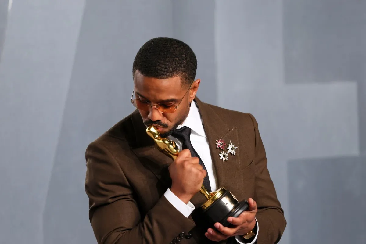 Michael T. Jordan com o Oscar de Melhor Ator por "Pecadores"