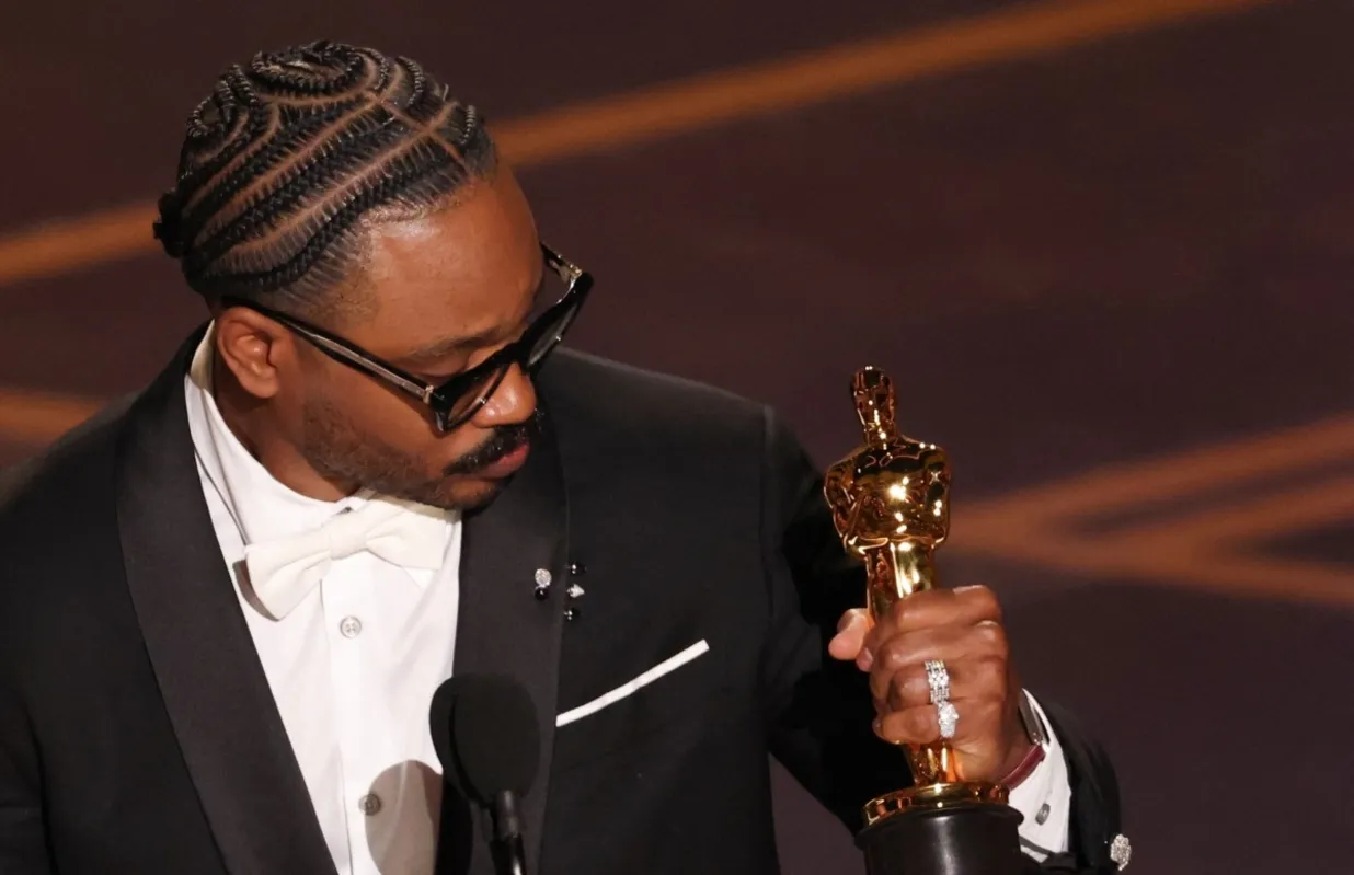 Ryan Coogler com o Oscar de Melhor  de Melhor Roteiro Original por "Pecadores", filme também dirigido por ele