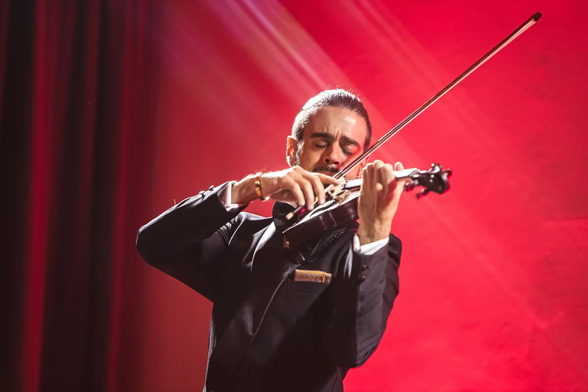 O violonista Rodrigo Oliveira conduz a apresentação, atuando também como solista