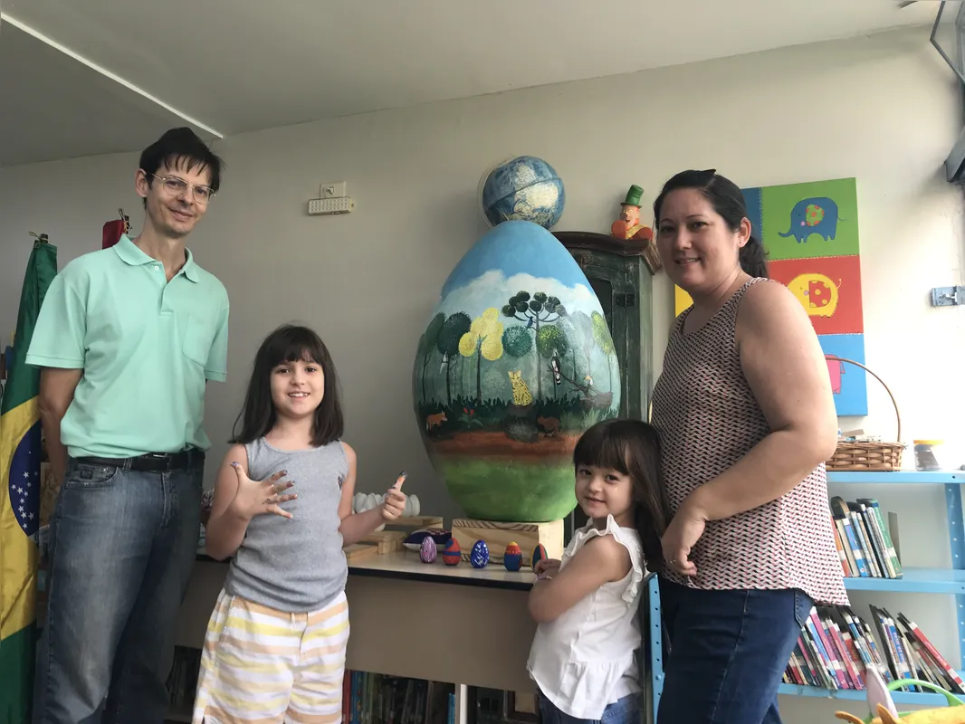 Marcelo Carneiro, Cindy, Lina e a professora  de desenho e pintura Vanessa Gaião que levou toda família para fazer a oficina