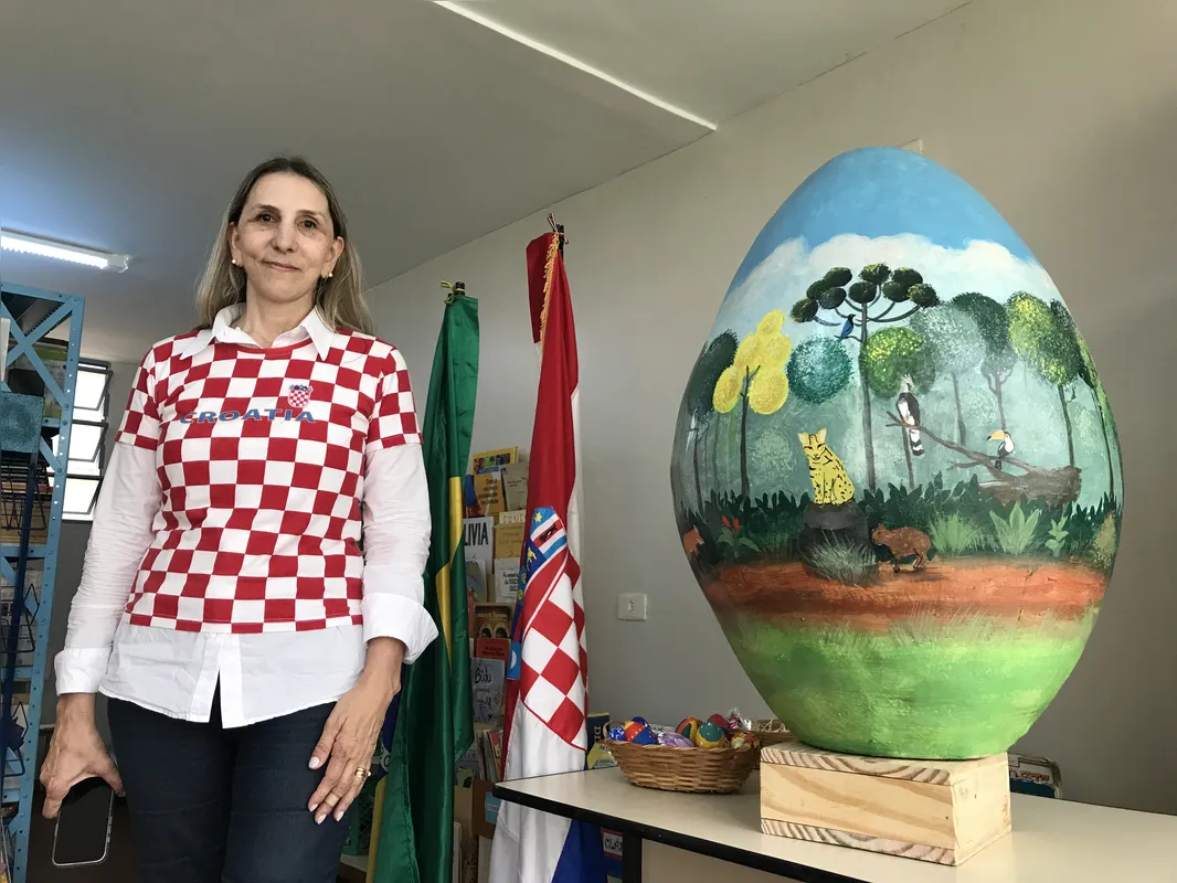 Gisele Horvatich Beffa, presidente da Associação Croácia-Brasil no Paraná,  coordenou a oficina de ovos de Páscoa na Biblioteca Infantil