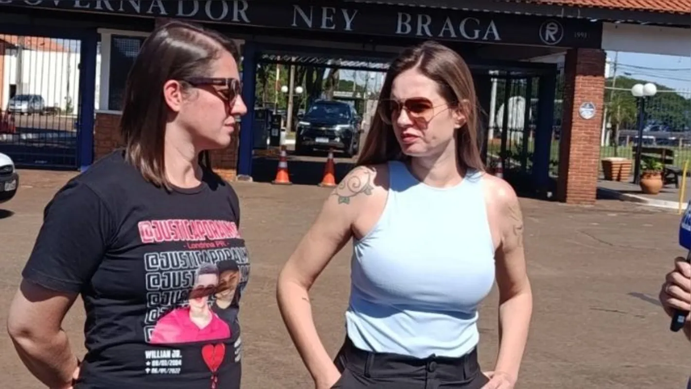 Haydee Melo (à esq.) ee Hayda Melo da Silva, tia e mãe de Willian Jones Faramilio da Silva, em frente ao Parque Ney Braga Eventos