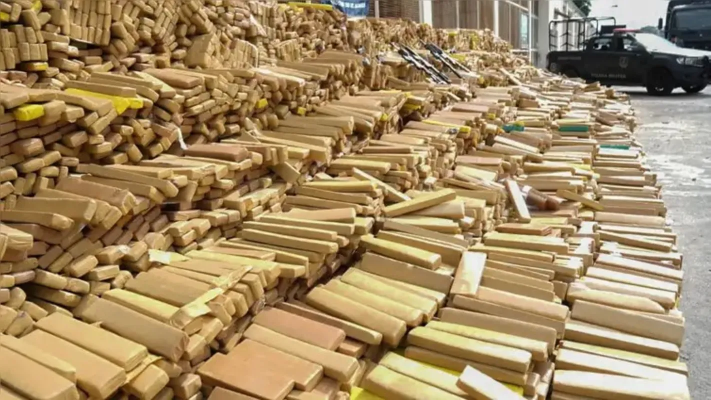 Imagem ilustrativa da imagem PM do Rio apreende recorde de 48 toneladas de drogas no Brasil