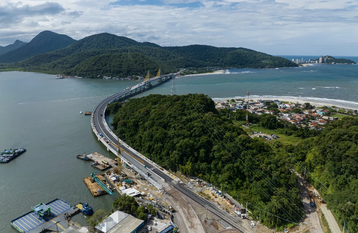 A ponte  de Guaratuba conta com mais de 1.240 metros de extensão sobre a baía e mais de 3 quilômetros de extensão total considerando os acessos